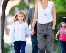 16000860-R3L8T8D-650-gwyneth-paltrow-chris-martin-family-walk-to-school-06 (1)